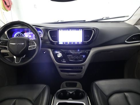 Used 2023 Chrysler Pacifica Touring-L FWD image 2