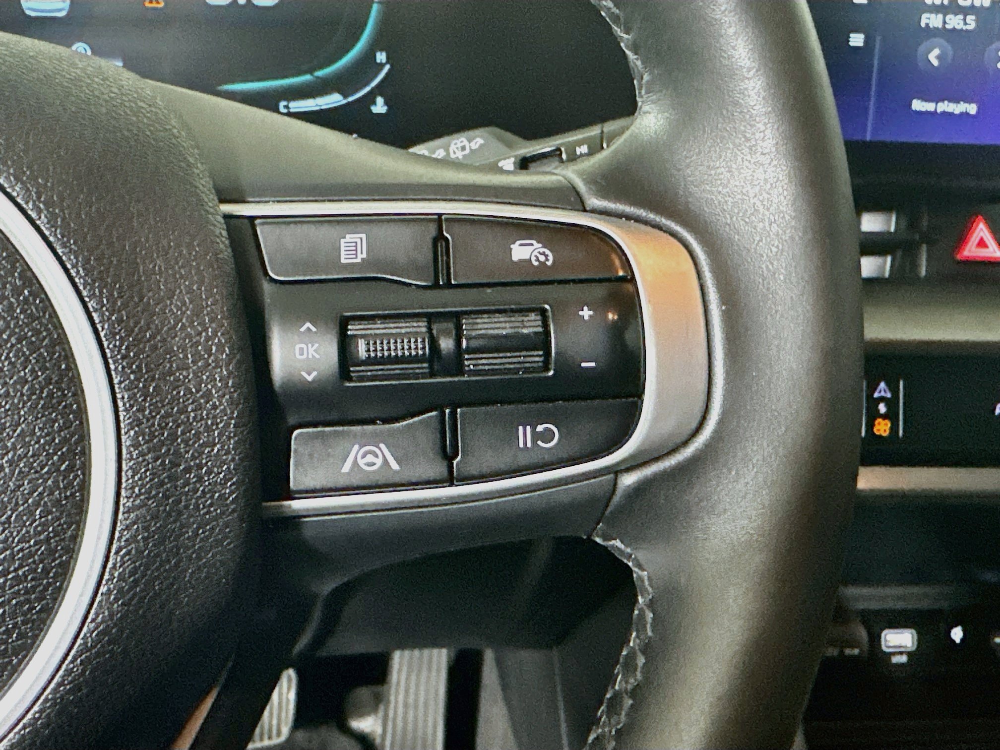 Used 2023 Kia Sportage EX AWD/4WD image 17