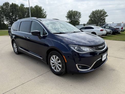 Used 2018 Chrysler Pacifica Touring-L FWD image 2
