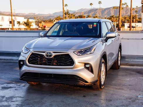 Used 2024 Toyota Highlander LE image 4