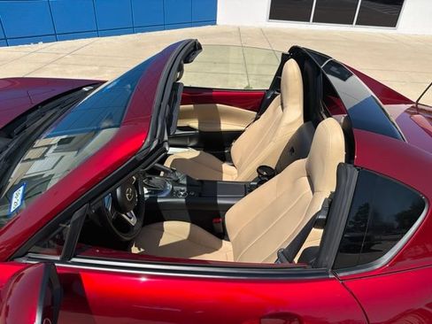 Used 2019 MAZDA MX-5 Miata RF Grand Touring RWD image 17
