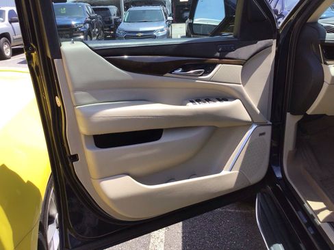 Used 2020 Cadillac Escalade Luxury RWD image 11