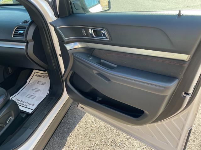 Used 2018 Ford Explorer XLT w/ Equipment Group 202A AWD/4WD image 29