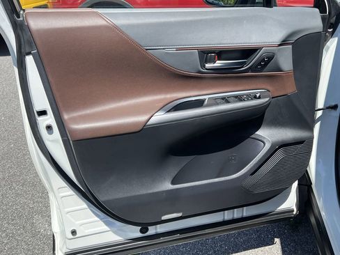 Used 2021 Toyota Venza XLE image 7