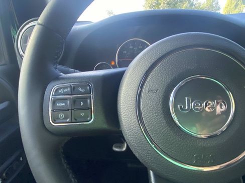 Used 2018 Jeep Wrangler Unlimited Sahara w/ Connectivity Group AWD/4WD image 29