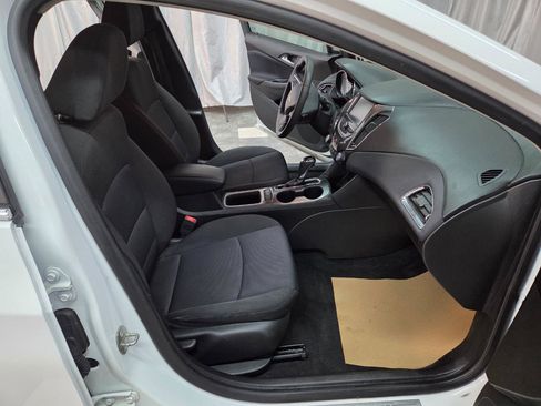 Used 2018 Chevrolet Cruze LT w/ Convenience Package image 13