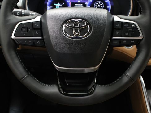 Used 2026 Toyota Highlander Platinum AWD/4WD image 25