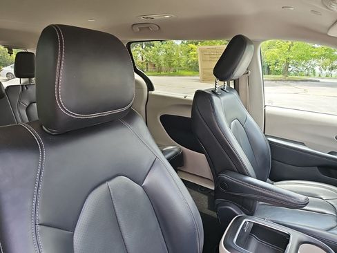 Used 2023 Chrysler Pacifica Touring-L FWD image 11