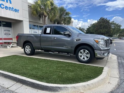 Used 2017 Nissan Titan SV RWD image 2
