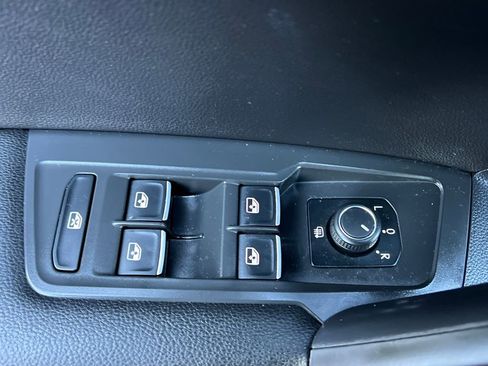 Used 2020 Volkswagen Tiguan S image 12