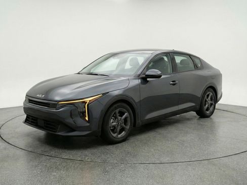 Used 2025 Kia K4 LXS image 3