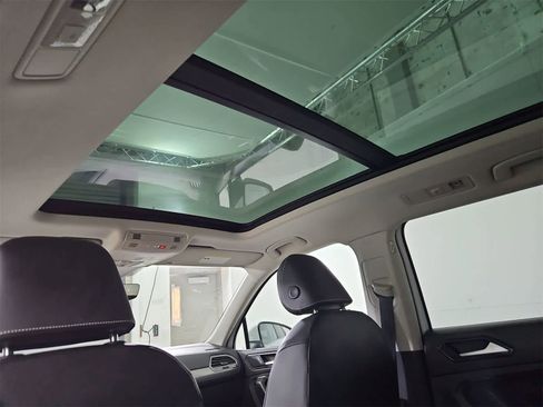 Certified 2022 Volkswagen Tiguan SE image 22