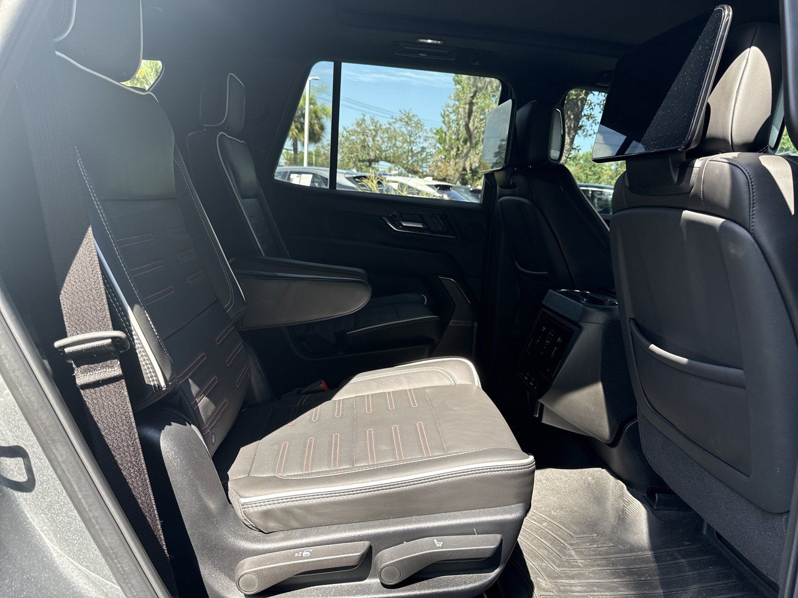 Used 2025 GMC Yukon AT4 Ultimate AWD/4WD image 30
