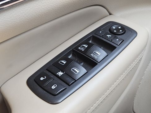 Used 2019 Jeep Grand Cherokee Overland AWD/4WD image 24