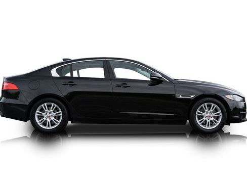 Used 2018 Jaguar XE Premium AWD/4WD image 2