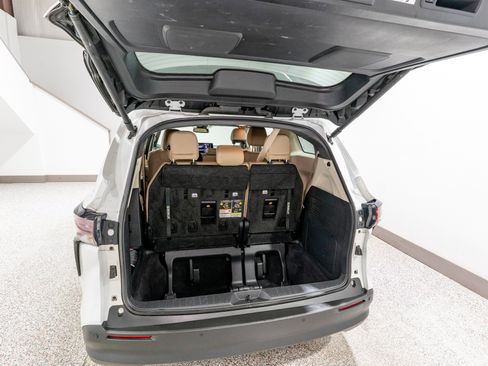 Used 2023 Toyota Sienna XLE FWD image 33