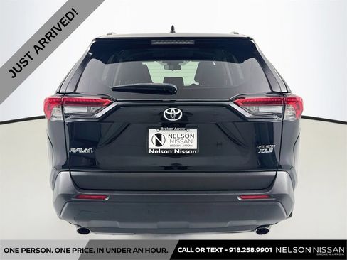 Used 2020 Toyota RAV4 XLE FWD image 6