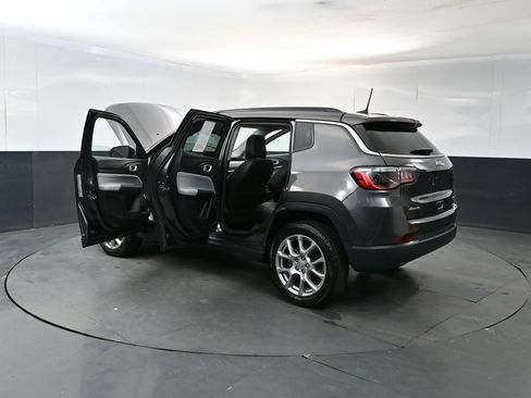 Used 2022 Jeep Compass Latitude w/ Sun and Sound Group AWD/4WD image 28