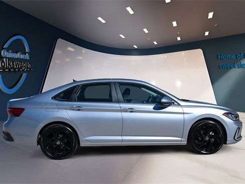 Certified 2025 Volkswagen Jetta SE image 4