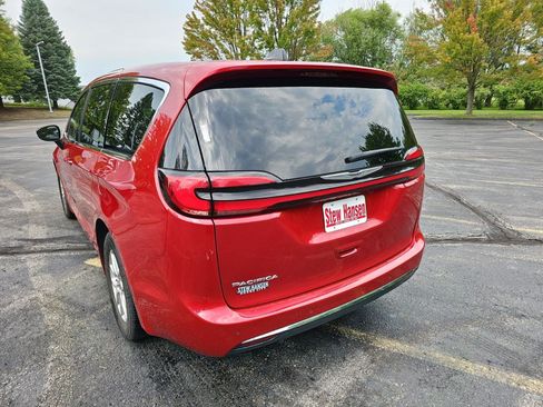 Used 2024 Chrysler Pacifica Touring-L FWD image 3