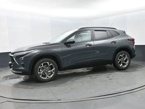 Used 2025 Chevrolet Trax LT image 5