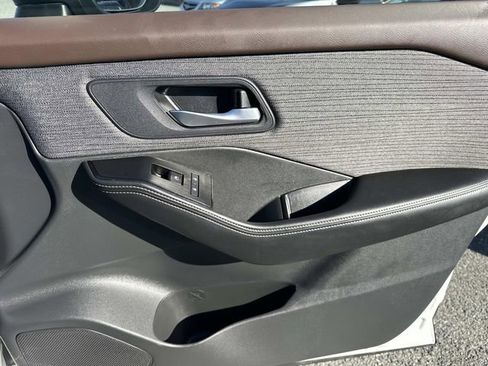 Used 2023 Nissan Rogue SV image 8