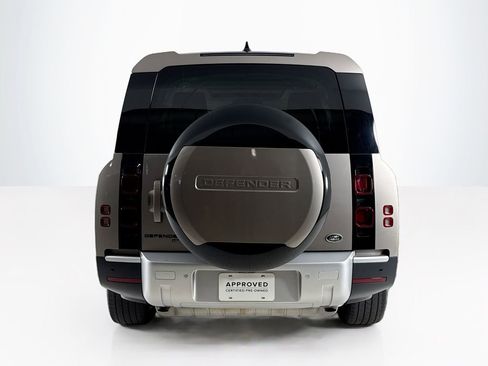 Used 2023 Land Rover Defender 130 SE image 4