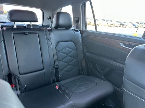 Used 2025 Volkswagen Atlas SE image 37