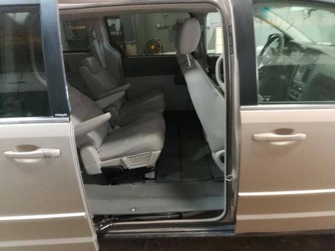 Used 2009 Chrysler Town & Country LX FWD image 27