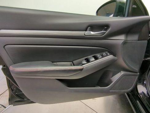 Used 2024 Nissan Altima 2.5 SR FWD image 13