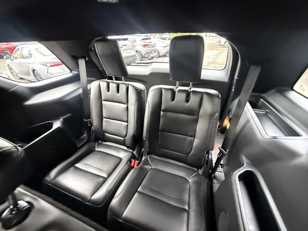 Used 2017 Ford Explorer XLT w/ Equipment Group 202A AWD/4WD image 17