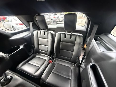 Used 2017 Ford Explorer XLT w/ Equipment Group 202A AWD/4WD image 17