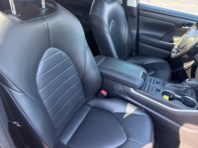 Used 2020 Toyota Highlander XLE AWD/4WD image 16