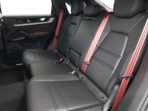 Certified 2025 Porsche Cayenne Coupe image 16