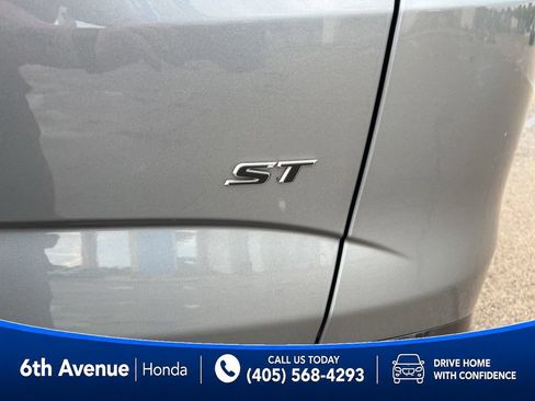 Used 2023 Buick Enclave Essence w/ Sport Touring Edition FWD image 14