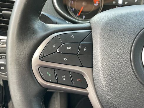 Used 2019 Jeep Cherokee Limited image 25