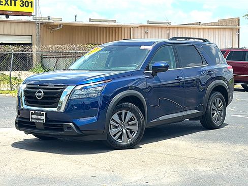 Used 2025 Nissan Pathfinder SV FWD image 2