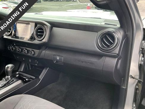 Used 2017 Toyota Tacoma TRD Sport image 16