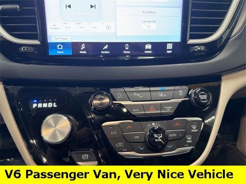 Used 2024 Chrysler Pacifica Touring-L image 7