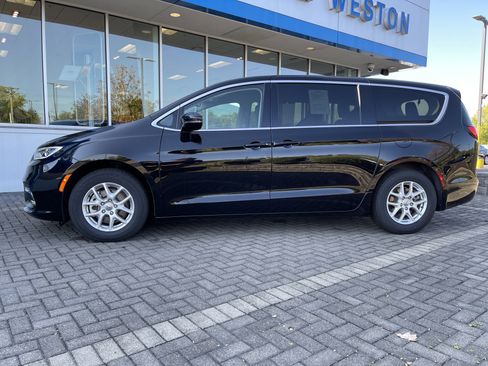 Used 2024 Chrysler Pacifica Touring-L image 2