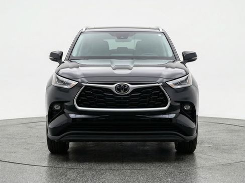 Used 2025 Toyota Highlander LE image 2