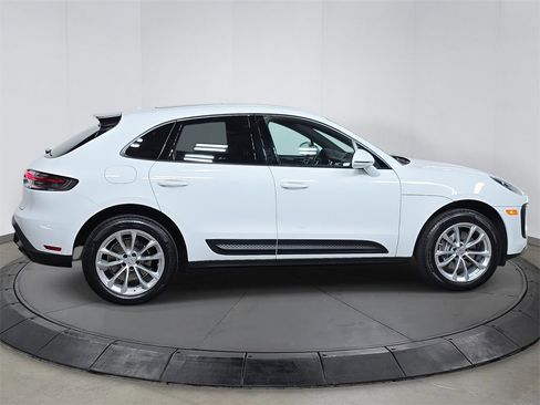 Used 2025 Porsche Macan image 8