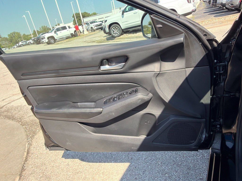 Used 2025 Nissan Altima 2.5 SV FWD image 29