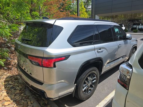 Used 2023 Toyota Sequoia Platinum AWD/4WD image 3