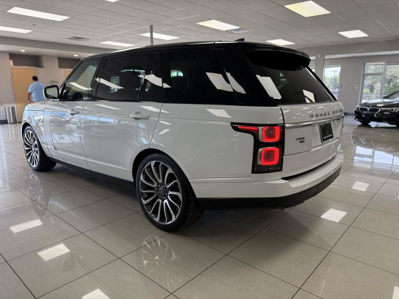 Used 2020 Land Rover Range Rover Long Wheelbase HSE AWD/4WD image 2