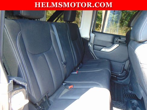 Used 2018 Jeep Wrangler Unlimited Sahara w/ Connectivity Group image 27