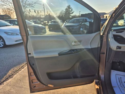 Used 2019 Toyota Sienna XLE image 9
