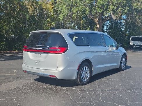 Used 2024 Chrysler Pacifica Touring-L image 7