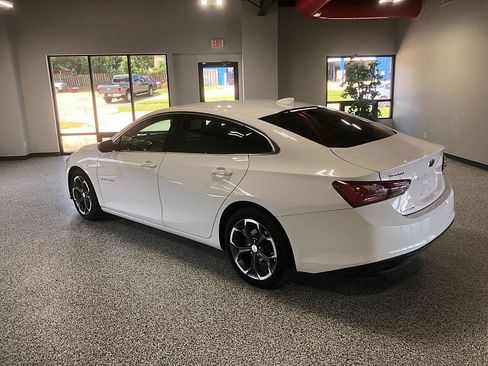 Used 2020 Chevrolet Malibu LT w/ Leather Package FWD image 2