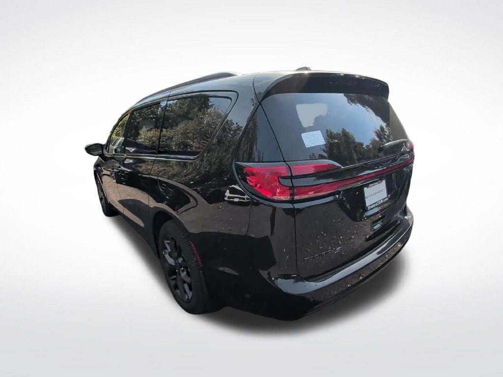 New 2027 Chrysler Pacifica Limited AWD/4WD image 3